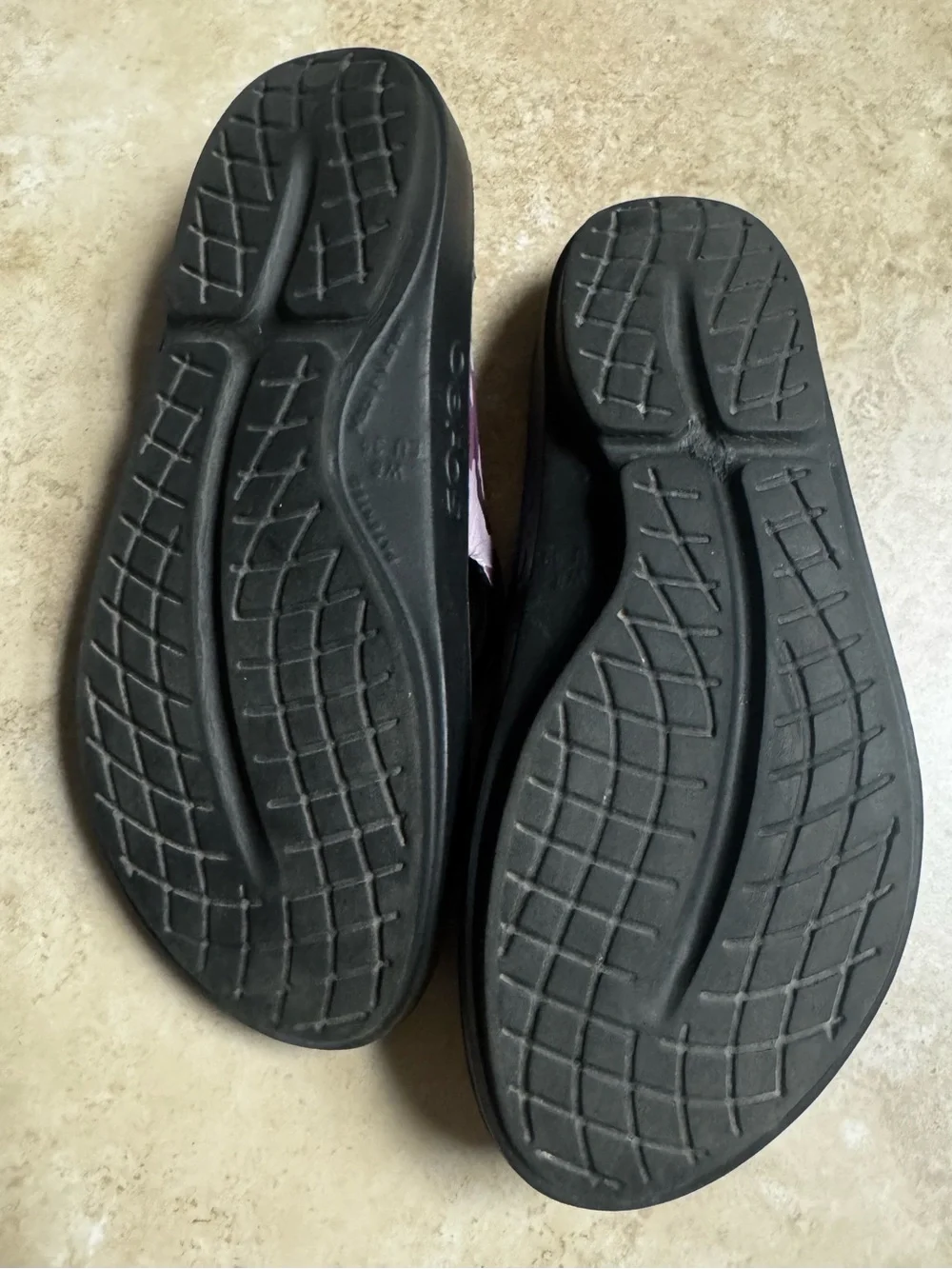 OOFOS OOlala Recovery black with Purple/Violet Camo Thong Sandals Size 39